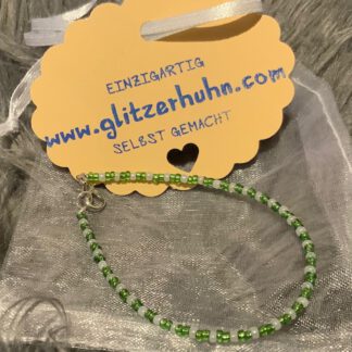 Armband mit kleinen Glasperlen - grün-weiß