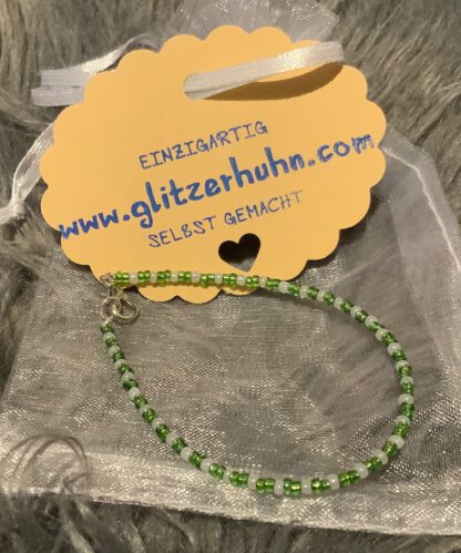 Armband mit kleinen Glasperlen - grün-weiß