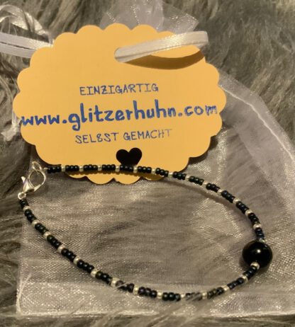 Armband mit kleinen Glasperlen schwarz-silber und Onyxperle