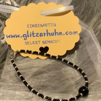 Armband mit kleinen Glasperlen schwarz-silber und Onyxperle