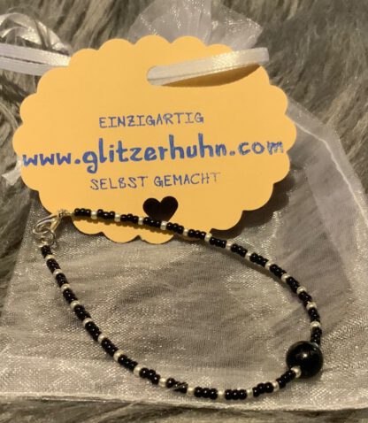 Armband mit kleinen Glasperlen schwarz-silber und Onyxperle