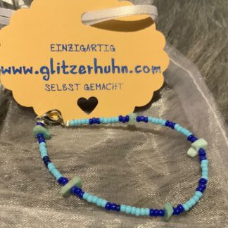 Armband mit kleinen Glasperlen hellblau-dunkelblau und kleinen Halbedelsteinsplitter