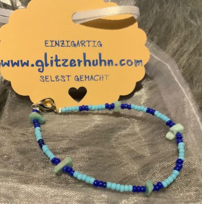 Armband mit kleinen Glasperlen hellblau-dunkelblau und kleinen Halbedelsteinsplitter