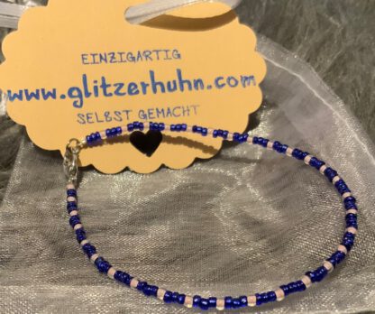 Armband mit kleinen Glasperlen blau-rosa