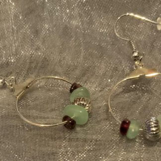 Ohrschmuck (Modeschmuck) - Creolen mit Halbedelsteinsplittern und Metallperle
