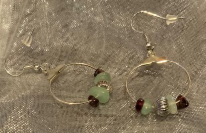 Ohrschmuck (Modeschmuck) - Creolen mit Halbedelsteinsplittern und Metallperle