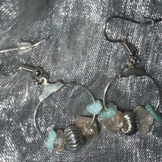 Ohrschmuck (Modeschmuck) - Creolen mit Halbedelsteinsplittern und Metallperle