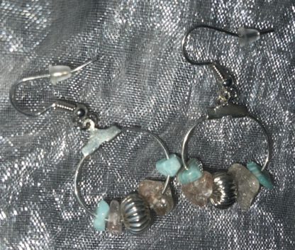 Ohrschmuck (Modeschmuck) - Creolen mit Halbedelsteinsplittern und Metallperle