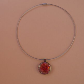 Halsreif (Metall) mit rundem Cabochon-Anhänger (Resin)
