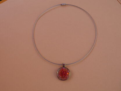 Halsreif (Metall) mit rundem Cabochon-Anhänger (Resin)