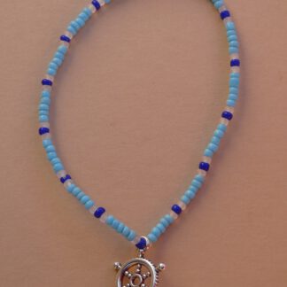 Armband mit kleinen Glasperlen und Anhänger