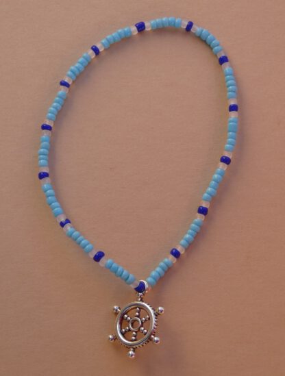 Armband mit kleinen Glasperlen und Anhänger