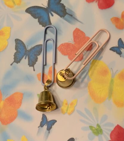 Klammer blau mit goldfarbenen Glöckchen